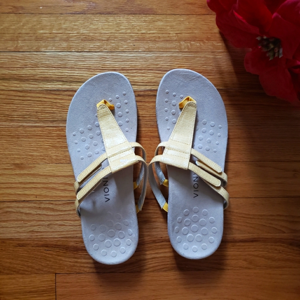 VIONIC Elvia Embossed Marigold /Yellow T-Strap Sandals Size 11 Arch Support NWOT